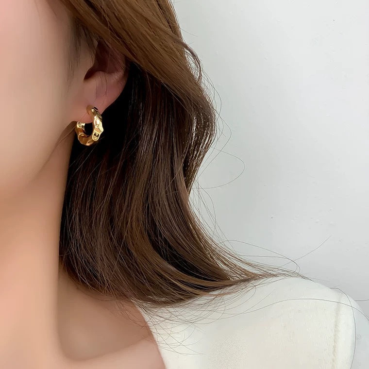 Minimal Textured Huggie Hoop Earrings – Gold & Silver